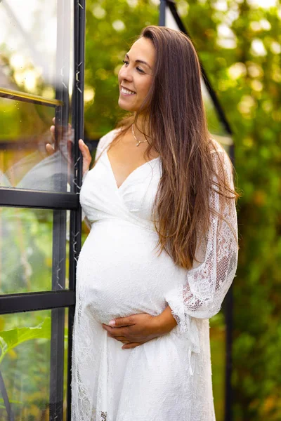 Lächelnde Und Verträumte Schwangere Die Sommer Vor Einem Gewächshaus Ihrem — Stockfoto
