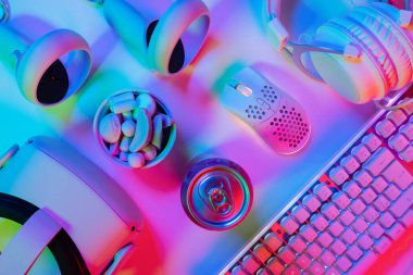 Marshmallow 'lu ve çok renkli oyun masasında içki kutusuyla yapılan aletlerin tam üstünde.