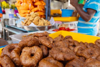Asya 'da çeşitli kızarmış abur cuburların olduğu sokak yemekleri tezgahı. Büyük bir yığın kahverengi, kızarmış çörek ve samosa ve börek gibi diğer kızarmış atıştırmalıklar..
