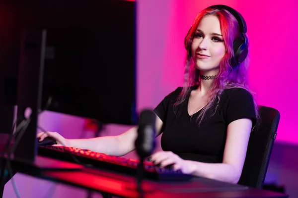 Mujer Profesional Sport Gamer Enfocada Con Auriculares Streaming Vivo Mientras — Foto de Stock