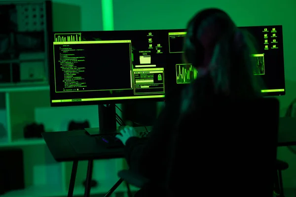 Mujer Ciberseguridad Código Hacker Malware Para Explotar Vulnerabilidad Día Cero —  Fotos de Stock