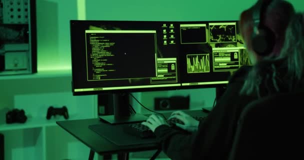 Kvinnliga Cybersäkerhet Hacker Gör Penetration Kod Eller Malware För Att — Stockvideo