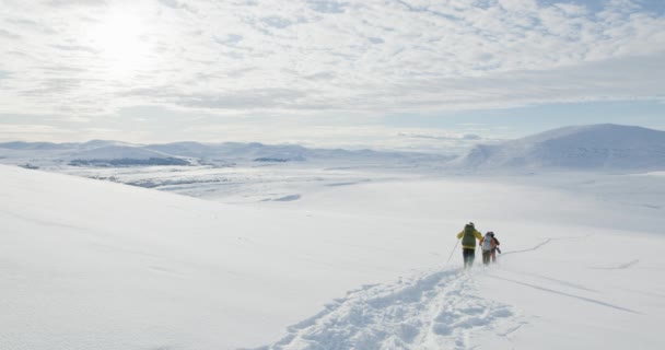 Týmová Sněžnice Horách Dovre Nebo Dovrefjell Norsku Krásného Slunečného Dne — Stock video