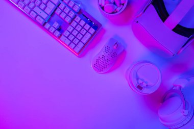 Mor oyun masasında aksesuarları olan tek kullanımlık fincanın ve farenin klavyenin tam üstünde.