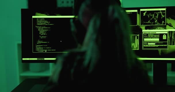 女性网络安全黑客使用恶意软件攻击程序或系统中的零天漏洞 在深绿色的房间里用电脑黑客 — 图库视频影像