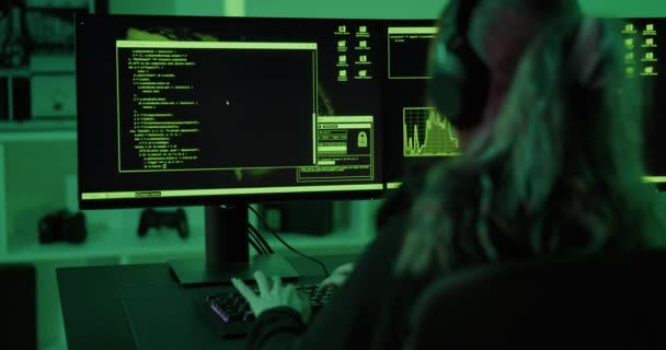 Joven Hacker Seguridad Cibernética Haciendo Código Penetración Malware Para Explotar — Vídeo de stock