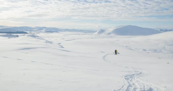 Homem Sapato Neve Caminhadas Belo Dia Ensolarado Montanha Dovre Dovrefjell — Vídeo de Stock