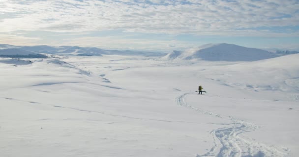 Homem Sapato Neve Caminhadas Belo Dia Ensolarado Montanha Dovre Dovrefjell — Vídeo de Stock
