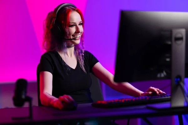 Schöne Und Natürlich Lächelnde Esport Spielerin Die Online Videospiel Spielt — Stockfoto