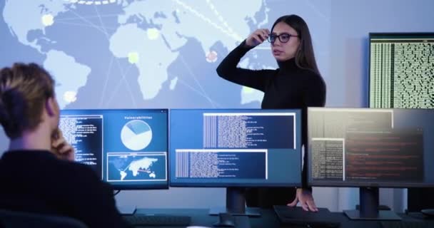 Soustředěný Profesionální Tým Kybernetické Bezpečnosti Který Snaží Předcházet Bezpečnostním Hrozbám — Stock video