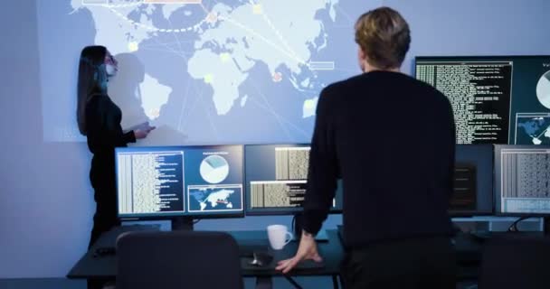 Equipe Segurança Cibernética Profissional Focada Trabalhando Para Evitar Ameaças Segurança — Vídeo de Stock