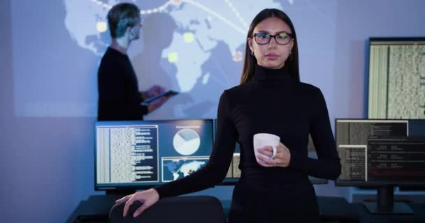 Analista Gerente Segurança Cibernética Feminina Confiante Soc Enterprise Security Operations — Vídeo de Stock