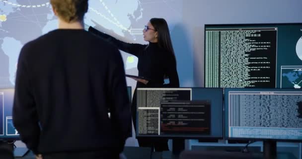 Profesionální Tým Kybernetické Bezpečnosti Který Snaží Předcházet Bezpečnostním Hrozbám Najít — Stock video