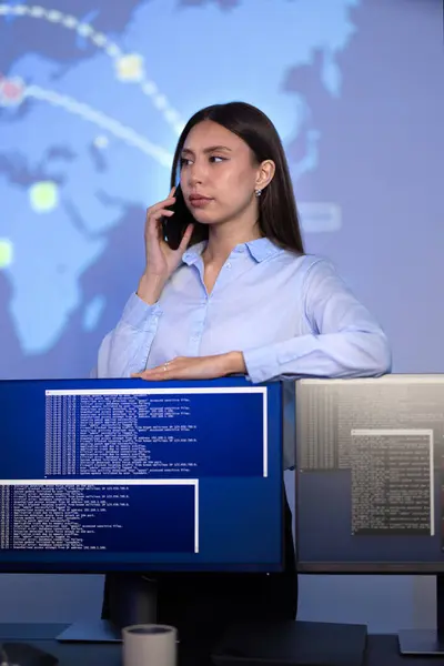 엔터프라이즈 Soc에서 자신감 사이버 분석가 매니저를 집중시켰습니다 사이버 경고와 일하는 스톡 사진