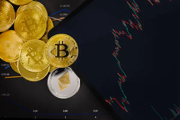 Vista Aérea Oro Bitcoin Crypto Coins Pila Por Tableta Digital Fotos De Stock Sin Royalties Gratis
