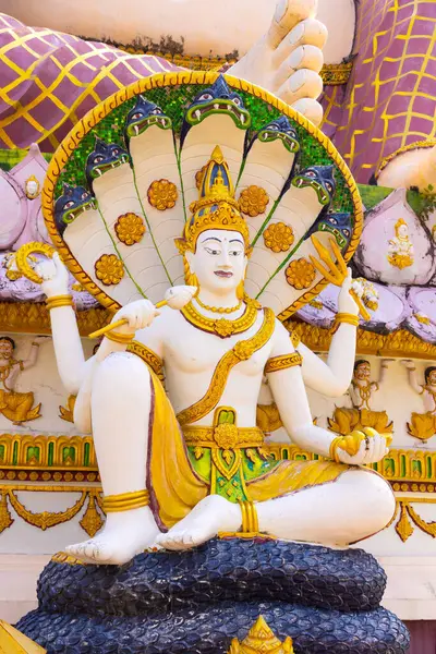 Żywy Szczegółowy Posąg Tajskiego Bóstwa Wieloma Ramionami Ozdobiony Tradycyjnym Strojem — Zdjęcie stockowe