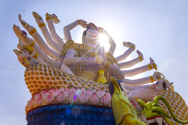 Приголомшлива Багатоозброєна Статуя Таїланді Спирається Сонячне Світло Представляє Культуру Духовність Стокове Фото