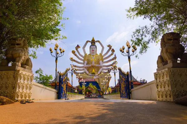 在泰国的一个华丽的寺庙门口 一座宏伟的多臂佛像耸立着 象征着和平与灵性的旅行 图库图片