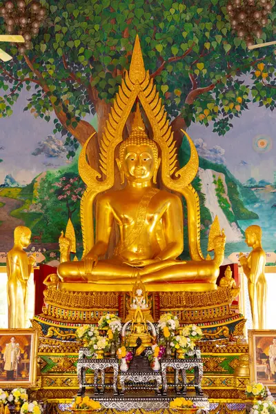 Велична Золота Статуя Будди Розташована Традиційному Тайському Храмі Прикрашена Квітами Стокова Картинка