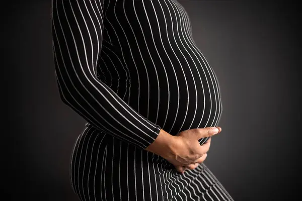 Primer Plano Una Mujer Embarazada Elegante Vestida Con Vestido Rayas Imágenes de stock libres de derechos