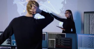 Profesyonel siber güvenlik ekibi güvenlik tehditlerini önlemek, savunmasızlığı bulmak ve olayları çözmek için çalışıyor. Olay haritasında gösterilen kadın.