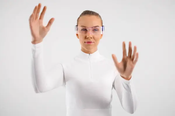 Eine Junge Frau Weißem Rollkragen Interagiert Mit Einem Futuristischen Virtuellen Stockfoto
