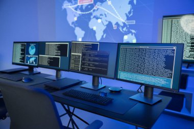 Tehdit izleme ve yanıt için veri analizi, kodlama ve ağ bilgisini gösteren birden fazla monitörden oluşan Siber Güvenlik Komuta Merkezi.