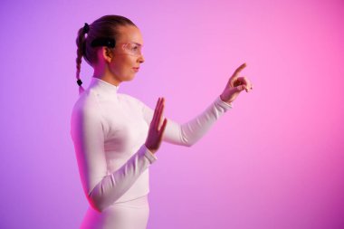 Renkli arka plana bakan akıllı gözlüklü bir kadının yan görüntüsü