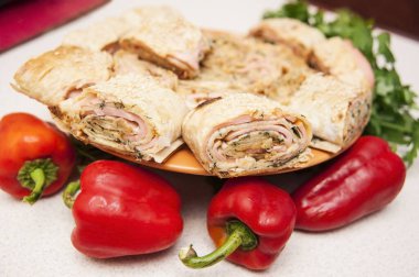 Pide ekmekli Shawarma ve peynirli sosis kırmızı biber ve maydanozla birlikte bir tabakta. Günün ortasında nefis bir aperatif. Shawarma evde pişiyor.