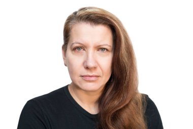 Beyaz arka planda üzgün bir yüzü olan ve göz iltihabı olan bir kadın. Saçları ağarmaya başladığı için kadın da çok üzgün. İzole edilmiş. Boşluğu kopyala