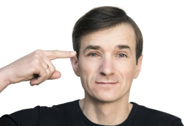 Ortalama bir orta yaşlı adam parmağını beyaz arka plandaki hasta kırmızı gözüne gösterir. Konjonktivitten bıkmış bir adam. İzole edilmiş. Boşluğu kopyala