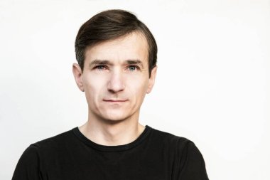 Kırmızı gözlü, beyaz arka planda orta yaşlı bir adam, konjonktivitten hastalandı, şimdi üzgün ve yaralı.