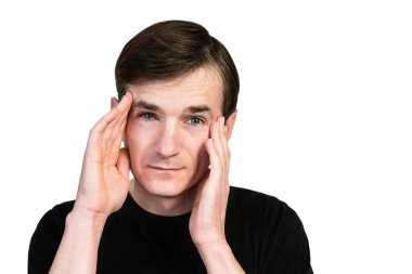 Orta yaşlı bir adam başını tutuyor çünkü şiddetli baş ağrıları var, ayrıca kırmızı bir gözü ve konjonktiviti var. İzole edilmiş