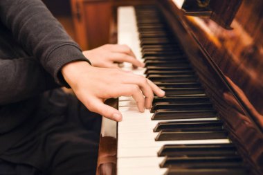 Evde bir kız piyano çalan kompleks bir müzik bestesi okuyor. Kız bir müzik okulunda okuyor ve ayrıca evde çok piyano çalıyor.