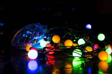 Karanlık arka planda Noel Ağacı için Güzel Yeni Yıl Çiçeği Çelenkleri