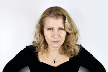 Öfke, üzüntü, şüphe dolu orta yaşlı güzel bir kadın kızgın ve kocasına ya da patronuna güvenmiyor. Hafif bir arkaplanda kızgın kadın kavramı