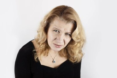 Orta yaşlı bir kadın ciddi bir duygusal acı çekiyor ve zaten yüzünü buruşturmuş depresyonu sona ermiyor, acı çekiyor. Üzgün olgun kadın depresyonda ve stresli.