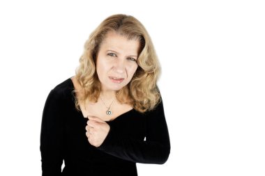 Kadın, elini göğsüne soru, şüphe ve endişe ile dayadı. Güvenilir olmadığını hissetti. Beyaz bir arkaplanda, izole