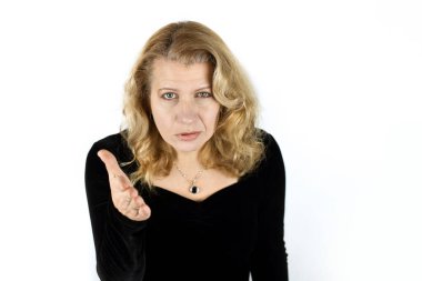 Bir kadın beyaz arka plandaki biriyle tartışır, elini öne doğru sallar, ve bir başkasına ilişkilerindeki sorunu anlatır. Kadının ciddi bir kızgın bakışı var.