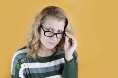 Orta yaşlı bir kadının görme sorunları var ve doktorun dediğine göre daha iyi görebilmek için diyopter gözlük takıyormuş. Kadın henüz gözlüğe alışamamış ve görüşü bozuk olduğu için üzülmüş.