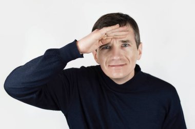 Hafif arka planda komik bir yüzü olan bir adam mesafeye bakar, yeni fırsatlar, yeni ufuklar arar. Yeni bir şey bulma fikri, yeni bir iş, reklamcılık.