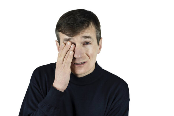 Человек на светлом фоне закрыл один глаз рукой, а другой глаз очень красный, у человека конъюнктивит, у человека эмоции страдания и грусти на лице, глаза болят, тяжело работать