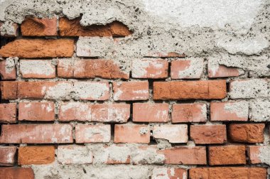 Eski tuğla duvar kısmen eski alçıyla kaplı. Eski tuğla ve alçılı inşaat geçmişi