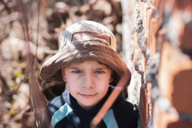 Eski evin yakınlarında mavi gözlü bir gencin portresi. Çocuk üzgün ve yalnız, arkadaşları onu yüzüstü bıraktı ve onunla arkadaş değiller. Çocuklar arasındaki dostluk kavramı