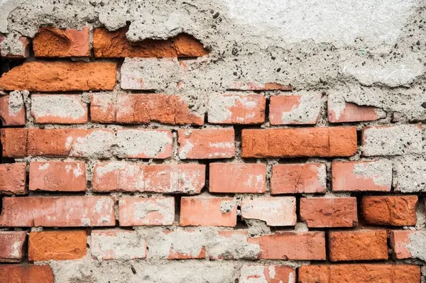 Eski tuğla duvar kısmen eski alçıyla kaplı. Eski tuğla ve alçılı inşaat geçmişi