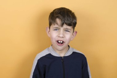 Genç çocuk memnuniyetsizlikten bağırıyor, ağabeyiyle yanlış anlaşıyor, çocuk üzgün ve aşağılanmaktan hoşlanmıyor. Zorbalığa ve aşağılanmaya karşı koruma kavramı.