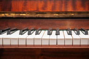 Modern piyanonun ön görüntüsü. Kapat.