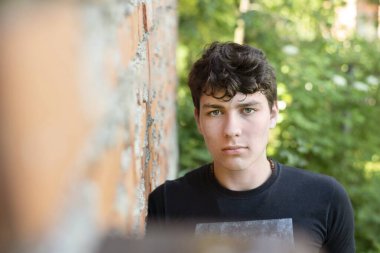 Genç adam dinleniyor, bütün gün kırsalda çiftlikte çalıştıktan sonra biraz yorgun, adam elleriyle çalışmayı seviyor, yorgun ama çalışkan bir adam.