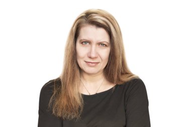 Beyaz arka planda, uzun boyalı saçlı, orta yaşlı güzel bir kadın. Kadın mutlu, çünkü son zamanlarda saçlarını griye boyadı.