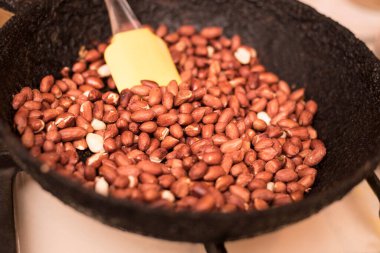 Evde fıstık kızartma tavasında kızartılır. Hem vejetaryenler hem de et yiyenler için lezzetli bir atıştırmalık. Kapat.